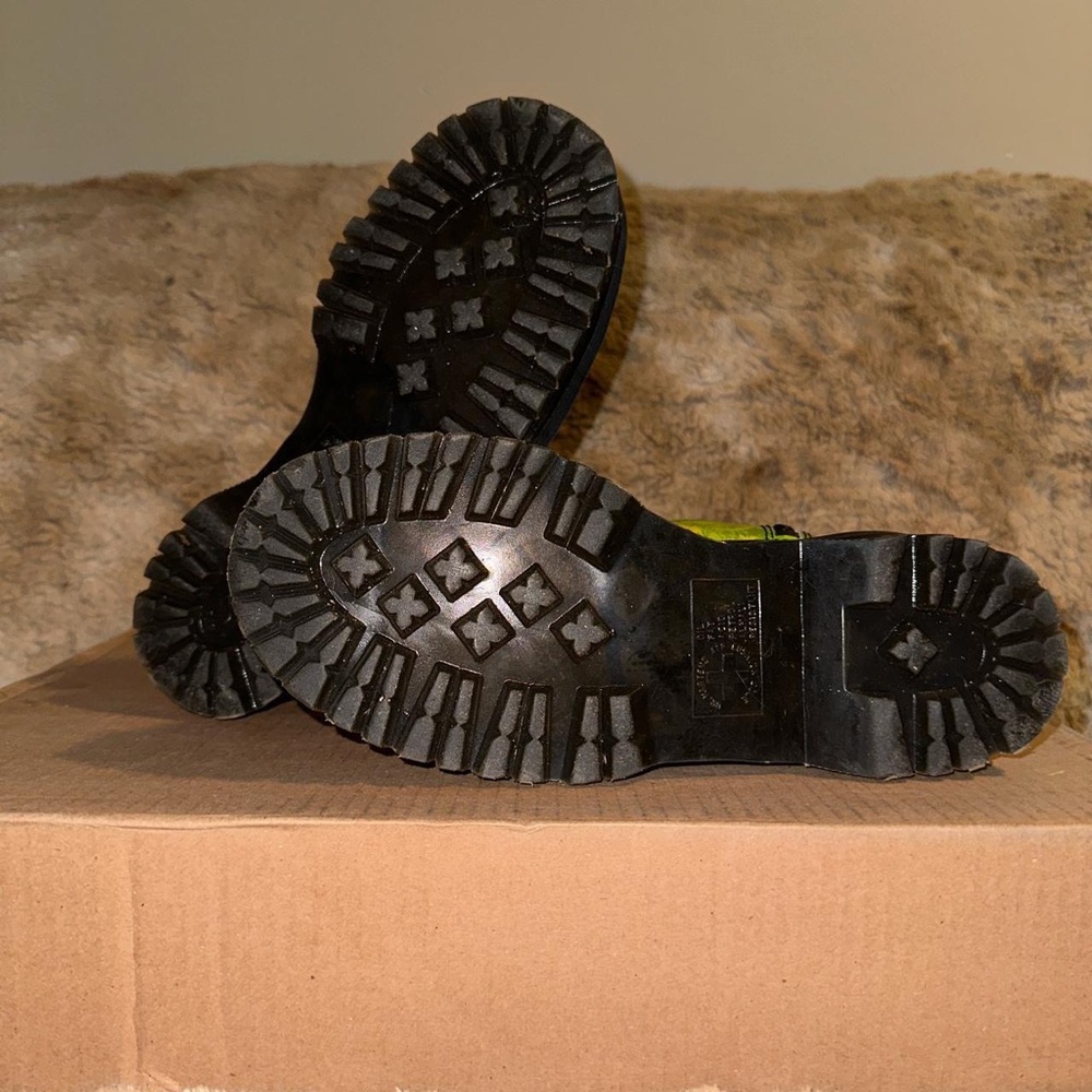 Daze Jadon Dr. Martens (RARE) - Picture 4 of 5